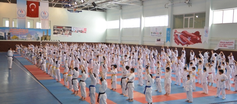 components/com_spgm/spgm/gal/Karate/2013_Karate_Egitim_Semineri/1%20%282%29.JPG